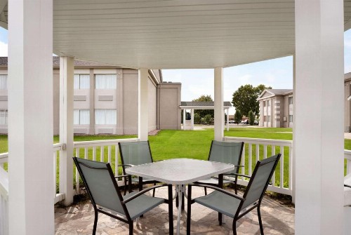 Super 8 by Wyndham Des Moines - image 9