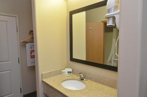 AmericInn by Wyndham Des Moines Airport - image 25