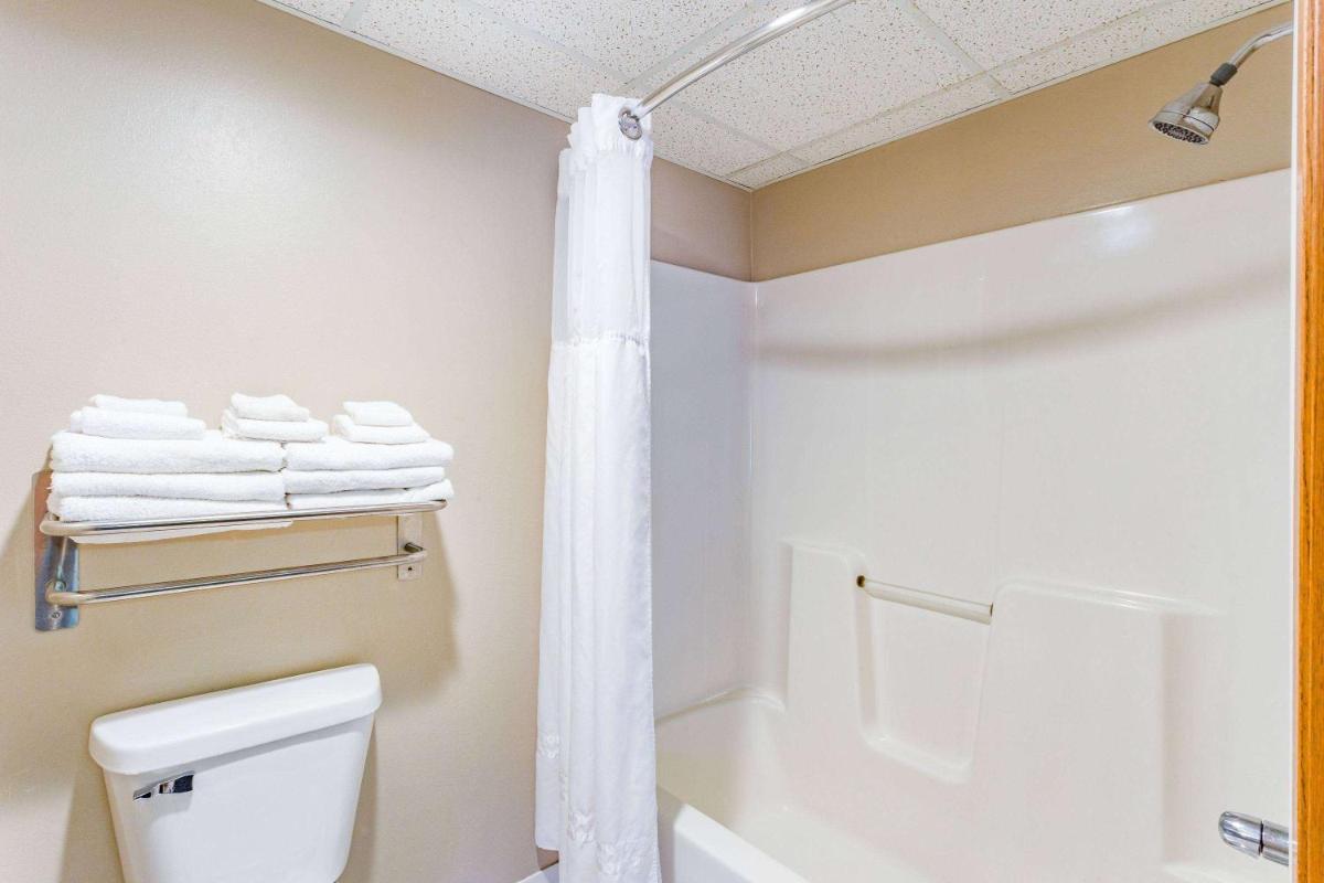 AmericInn by Wyndham Des Moines Airport - image 7