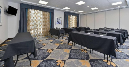 Hampton Inn & Suites Des Moines Downtown - image 27