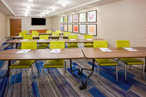 Holiday Inn Express and Suites Des Moines Downtown an IHG Hotel - image 24