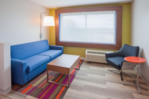 Holiday Inn Express and Suites Des Moines Downtown an IHG Hotel - image 27