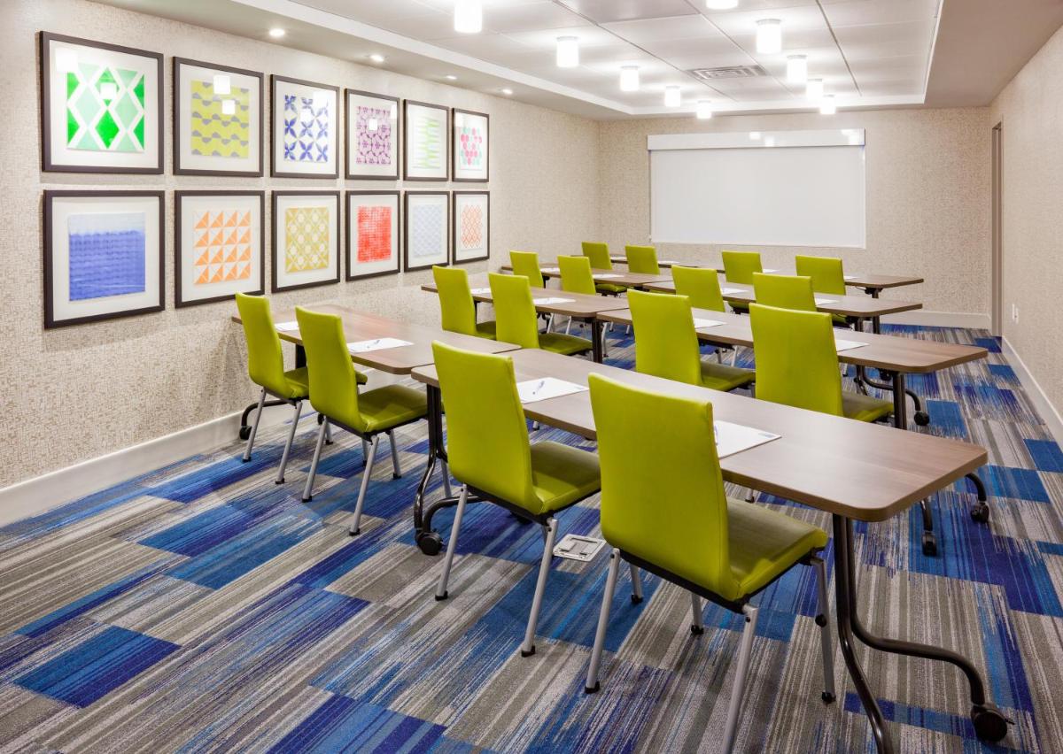 Holiday Inn Express and Suites Des Moines Downtown an IHG Hotel - image 3