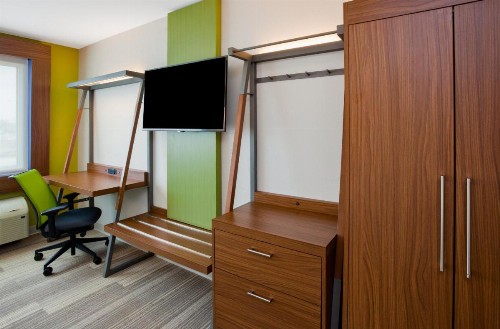 Holiday Inn Express and Suites Des Moines Downtown an IHG Hotel - image 33
