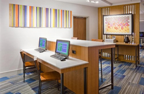 Holiday Inn Express and Suites Des Moines Downtown an IHG Hotel - image 37