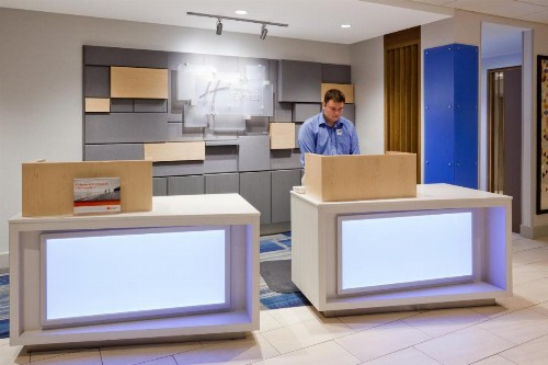 Holiday Inn Express and Suites Des Moines Downtown an IHG Hotel - image 38