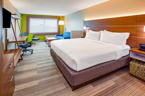 Holiday Inn Express and Suites Des Moines Downtown an IHG Hotel - image 42