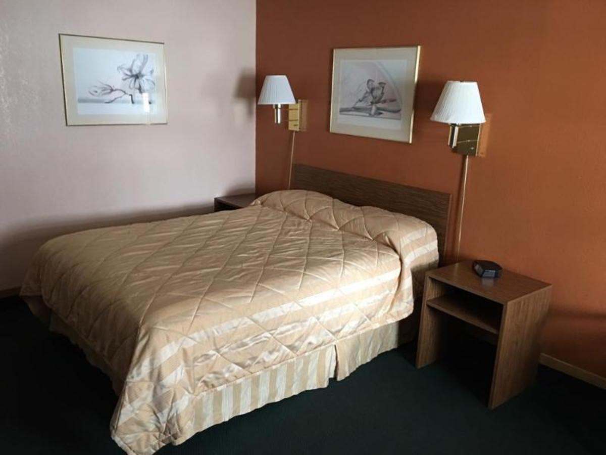 Red Roof Inn Des Moines - image 2