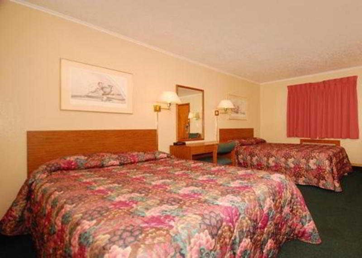 Red Roof Inn Des Moines - image 3