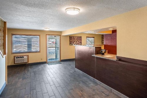 Red Roof Inn Des Moines - image 5