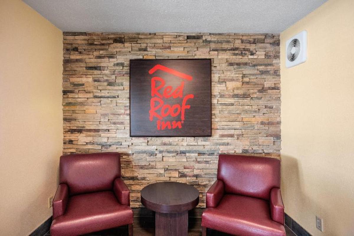 Red Roof Inn Des Moines - image 6