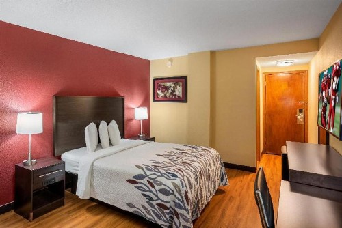 Red Roof Inn Des Moines - image 7