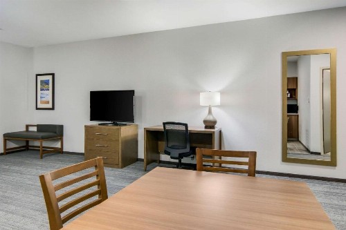 Comfort Suites DeSoto Dallas South - image 11