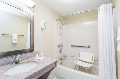 Days Inn by Wyndham Destin - image 10