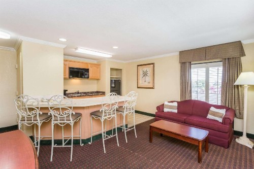 Days Inn by Wyndham Destin - image 11