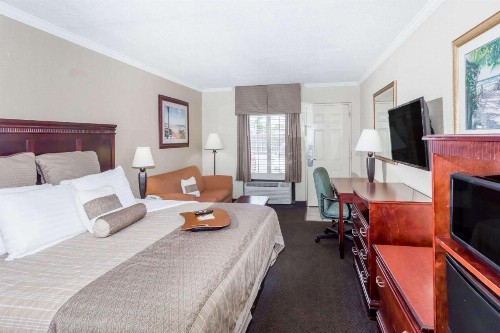 Days Inn by Wyndham Destin - image 24