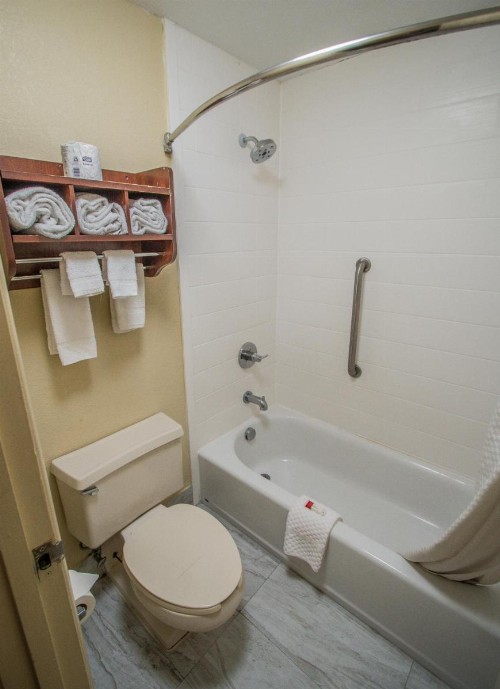 Days Inn by Wyndham Destin - image 25