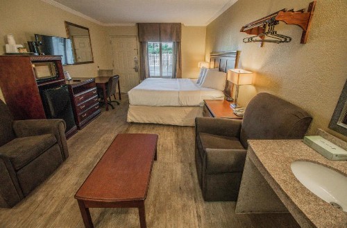 Days Inn by Wyndham Destin - image 27
