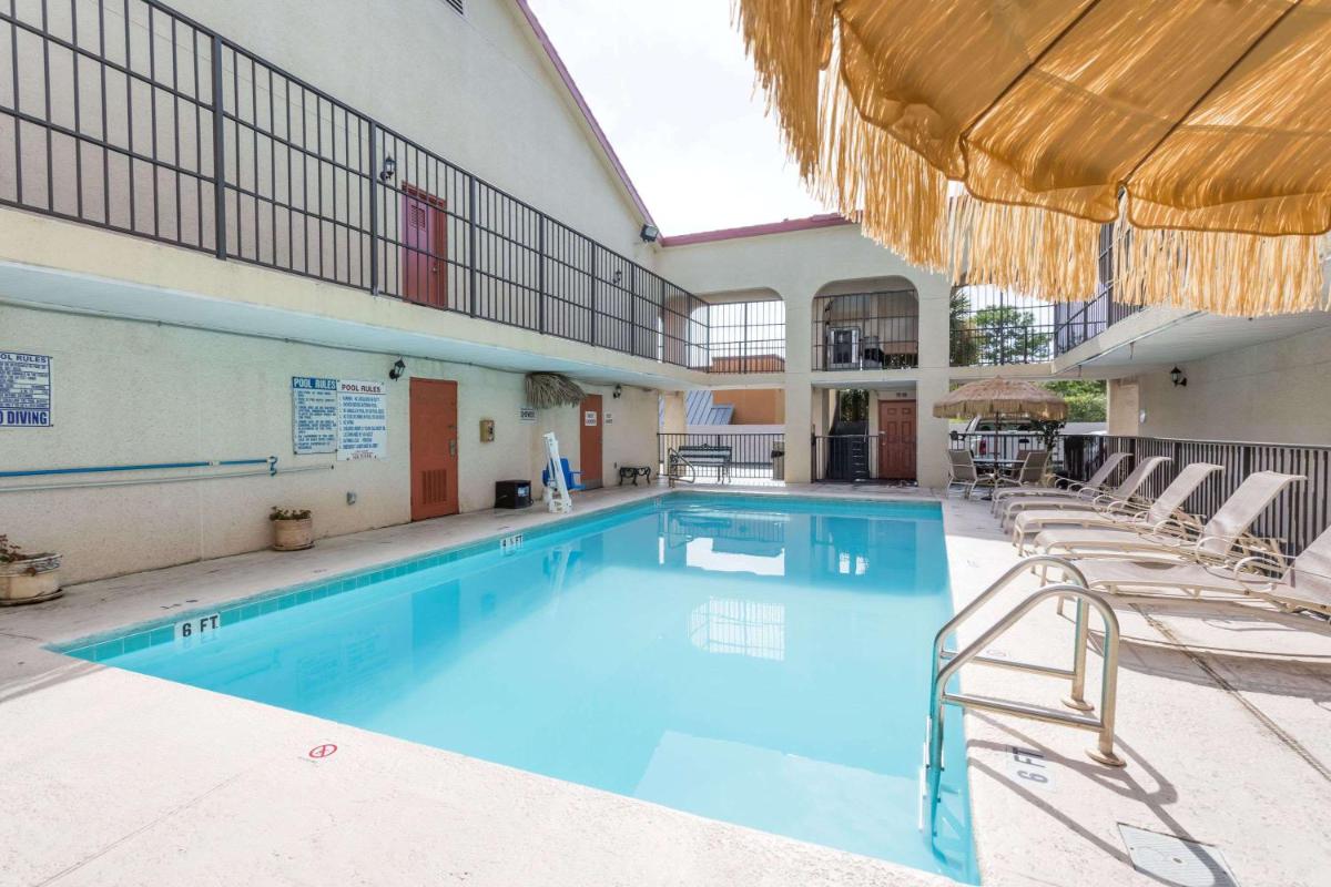 Days Inn by Wyndham Destin - image 3
