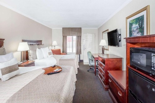 Days Inn by Wyndham Destin - image 4