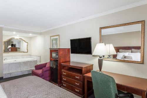 Days Inn by Wyndham Destin - image 40