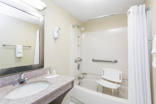 Days Inn by Wyndham Destin - image 41