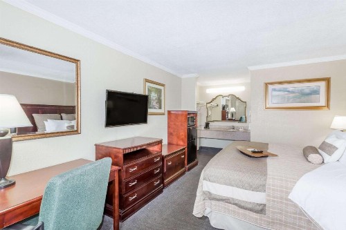 Days Inn by Wyndham Destin - image 9