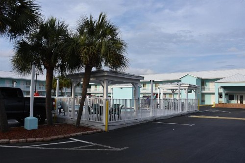 Destin Inn & Suites - image 19