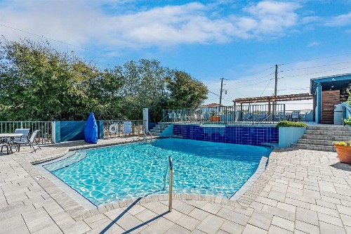 Beachside Inn - image 2