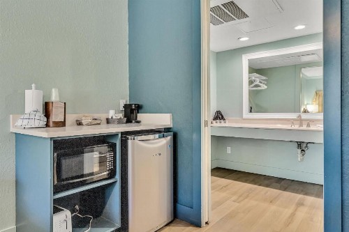 Beachside Inn - image 26