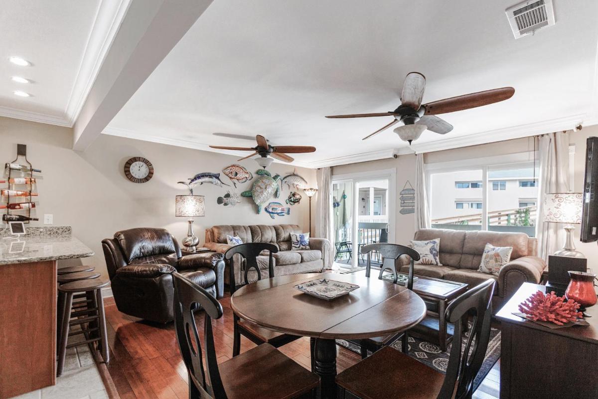Central Destin Condo Next to Beach - image 7