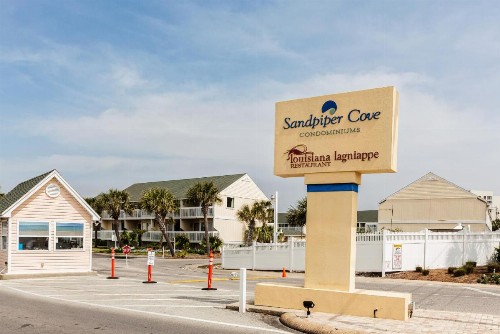 Central Destin Condo Next to Beach - image 9