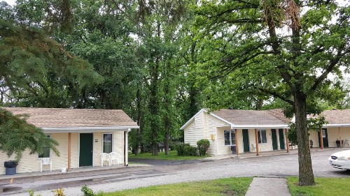 Budget Host Inn - image 4
