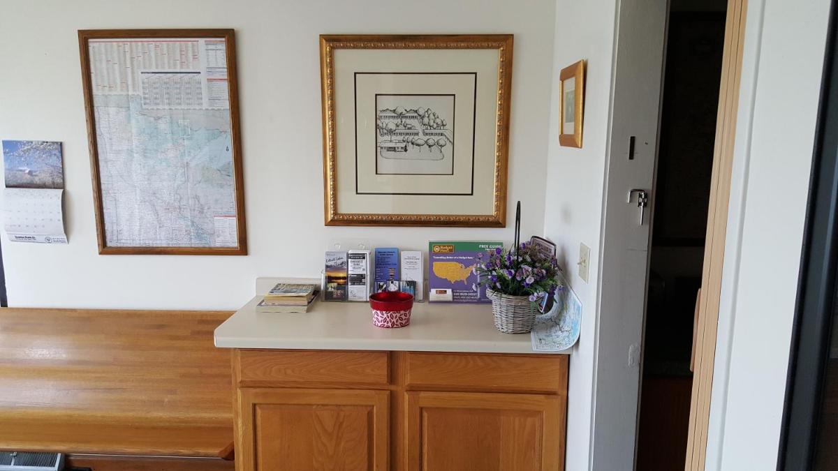 Budget Host Inn - image 6