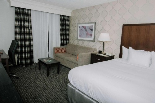 DoubleTree by Hilton Dearborn - image 14