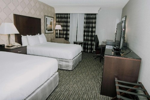 DoubleTree by Hilton Dearborn - image 15