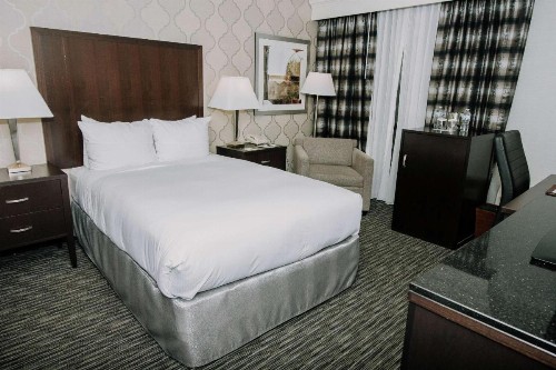 DoubleTree by Hilton Dearborn - image 17