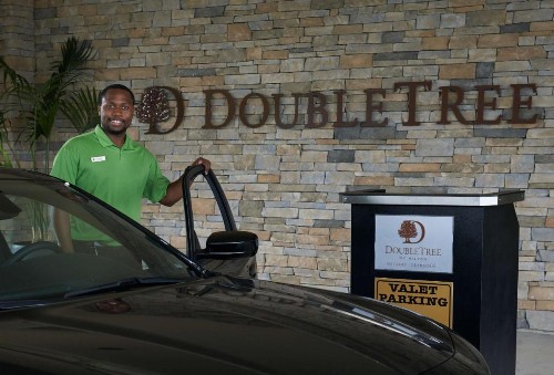 DoubleTree by Hilton Dearborn - image 2