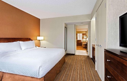 DoubleTree by Hilton Dearborn - image 20