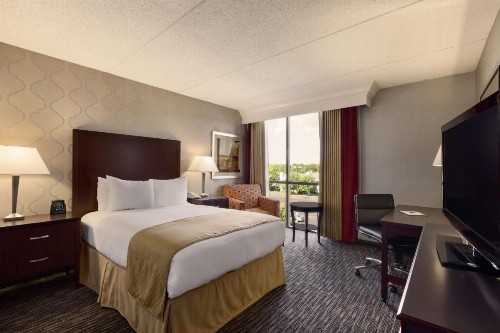 DoubleTree by Hilton Dearborn - image 22