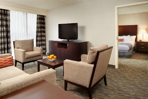 DoubleTree by Hilton Dearborn - image 27