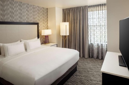 DoubleTree Suites by Hilton Detroit Downtown - Fort Shelby - image 16