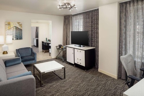 DoubleTree Suites by Hilton Detroit Downtown - Fort Shelby - image 23