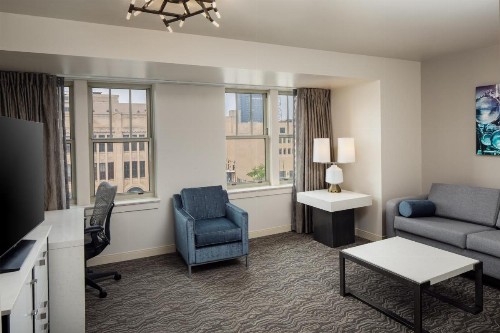 DoubleTree Suites by Hilton Detroit Downtown - Fort Shelby - image 36
