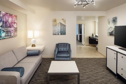 DoubleTree Suites by Hilton Detroit Downtown - Fort Shelby - image 39