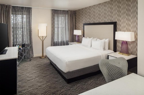 DoubleTree Suites by Hilton Detroit Downtown - Fort Shelby - image 42