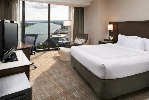 Detroit Marriott at the Renaissance Center - image 3