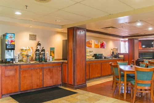 Quality Inn & Suites Detroit Metro Airport - image 9