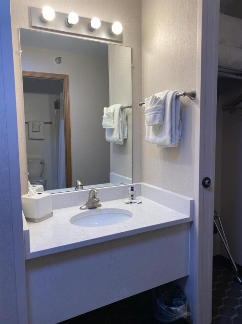 Dillon Inn - image 7