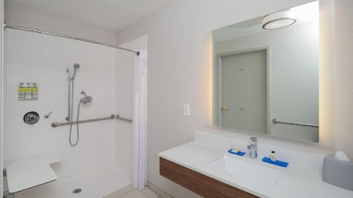 Holiday Inn Express Hotel & Suites Dinuba West an IHG Hotel - image 10